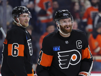 Sean Couturier (vpravo) z Philadelphie sa usmieva po víťazstve svojho tímu