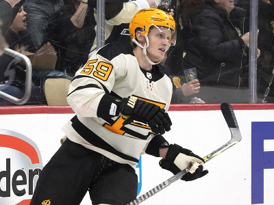 Hráč Jake Guentzel z Pittsburghu Penguins sa teší z gólu 