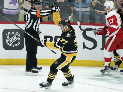 Jeff Carter (77) z Pittsburghu Penguins oslavuje strelený gól