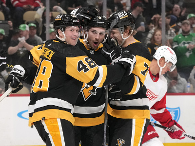 Michael Bunting (8) oslavuje so spoluhráčmi gól Pittsburghu Penguins
