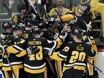 Hráči Pittsburghu Penguins sa radujú z víťazstva nad Detroitom Red Wings