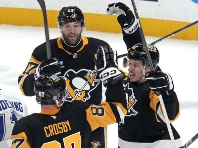Rickard Rakell oslavuje so spoluhráčmi strelený gól Pittsburghu