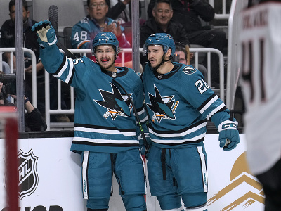 Ruský hokejista San Jose Sharks Daniil Guščin a jeho spoluhráč Andrew Agozzino