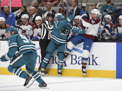 Ty Dellandrea (San Jose) a Mikko Rantanen (Colorado) v súboji pri striedačke