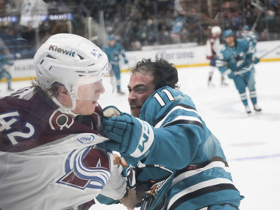 Josh Manson a Luke Kunin v pästnom súboji