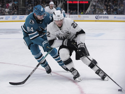 Kevin Fiala (22) si kryje puk pred Janom Ruttom
