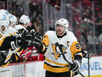Sidney Crosby oslavuje gól so spoluhráčmi
