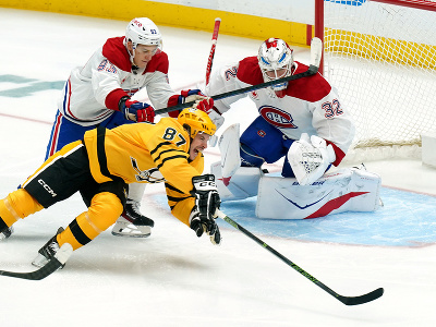 Sidney Crosby sa načahuje za pukom, za ním Ivan Demidov, v bráne Canadiens stojí Jacob Fowler