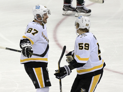 Jake Guentzel a Sidney Crosby oslavujú gól Pittsburghu