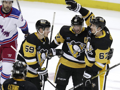 Penguins sa raujú z presného zásahu - zľava Jake Guentzel, Sidney Crosby a Rickard Rakell