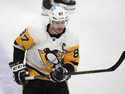 Sidney Crosby sa teší po strelení gólu do prázdnej brány v tretej tretine zápasu zámorskej hokejovej NHL Colorado Avalanche - Pittsburgh Penguins