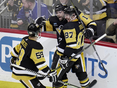 Hokejisti Pittsburghu Penguins oslavujú gól