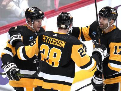 Hokejisti Pittsburghu oslavujú gól