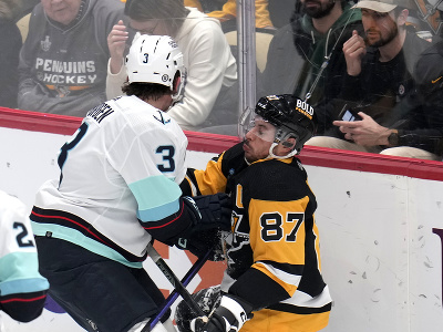Hokejista Seattlu Brian Dumoulin (vľavo) a kapitán Pittsburghu Penguins Sidney Crosby 