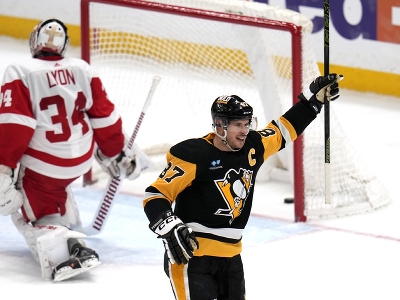 Hokejista Pittsburghu Sidney Crosby (87) oslavuje svoj gól do siete Detroitu 