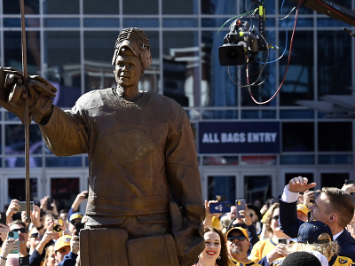 Nashville Predators odhalil fínskej brankárskej legende Rinnemu sochu
