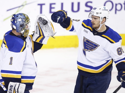 Thomas Greiss a Pavel Buchnevic oslavujú víťazstvo St. Louis Blues