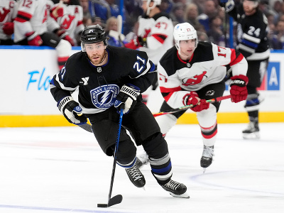 Hráč Tampy Bay Lightning Brayden Point (vľavo) uniká s pukom pred Slovákom Šimonom Nemcom (17)