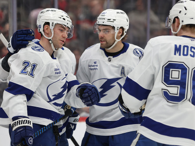 Brayden Point a Brandon Hagel v debate počas zápasu