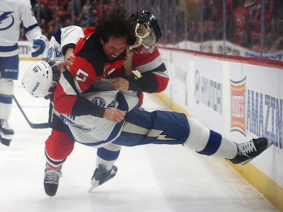 Brenden Dillon a Scott Sabourin v pästnom súboji