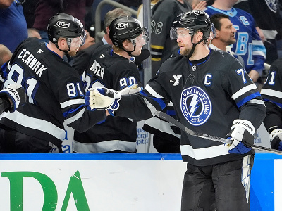Victor Hedman sa raduje z gólu, vľavo je Erik Černák