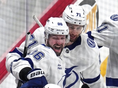 Nikita Kucherov (86) oslavuje gólový zásah so spoluhráčmi z Tampy Bay