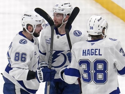 Nikita Kucherov (86) oslavuje gólový zásah so spoluhráčmi z Tampy Bay
