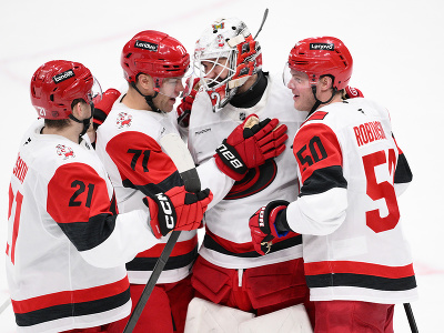 Radujúci sa hokejisti Caroliny po víťazstve, zľava Alexander Nikišin, Taylor Hall, brankár Brandon Bussi a Eric Robinson