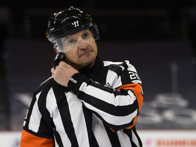 Teraz už bývalý rozhodca NHL Tim Peel