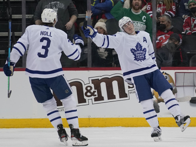 Hokejisti Toronta Maple Leafs  Mitchell Marner a Justin Holl sa tešia z gólu