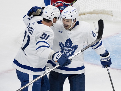 Hokejisti Toronta Maple Leafs oslavujú gól