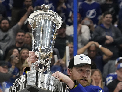 Center Tampy Bay Lighting Steven Stamkos drží trofej Princa z Walesu po záverečnom šiestom zápase finále Východnej konferencie zámorskej NHL Tampa Bay Lightning - New York Rangers