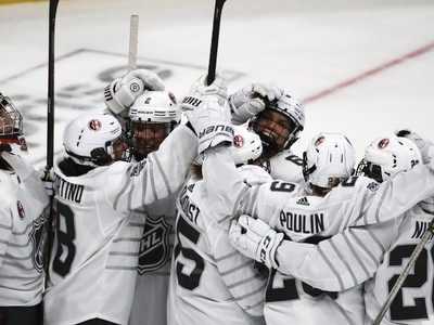 Kanadské hokejistky sa radujú z víťazstva nad USA