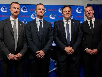 Zľava Henrik Sedin, Daniel