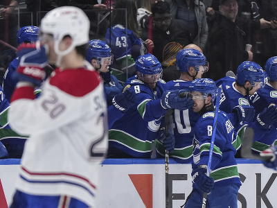 Hokejisti Vancouveru Canucks oslavujú gól, v popredí útočník Montrealu Juraj Slafkovský 