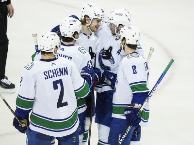 Hokejisti Vancouveru Canucks oslavujú gól