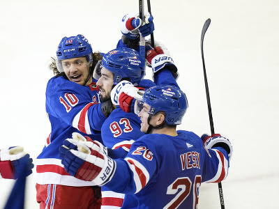 Hokejisti New Yorku Rangers oslavujú gól