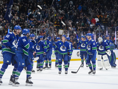 Hráči Vancouveru Canucks ďakujú