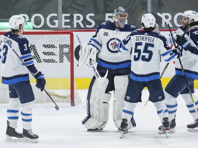 Hokejisti Winnipegu oslavujú víťazstvo