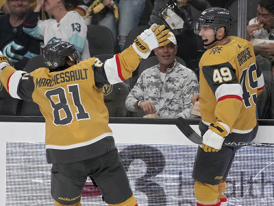 Hráči Vegas oslavujú gól v novej sezóne NHL