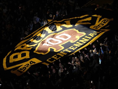 Vlajka k 100. výročiu Bostonu Bruins
