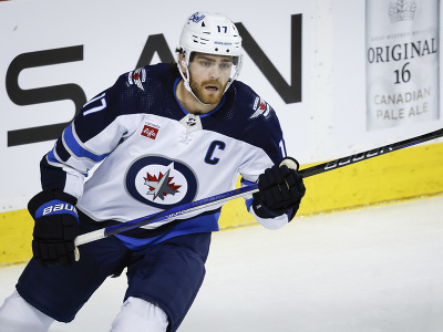 Kapitán Winnipegu Adam Lowry v prvom zápase novej sezóny NHL