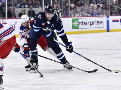 Kapitán Jets Adam Lowry vedie puk