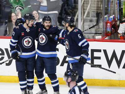 Hokejisti Winnipegu Jets oslavujú gól
