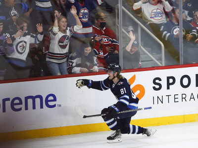 Útočník Winnipegu Jets Kyle Connor sa teší z víťazného gólu