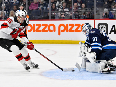Jack Hughes v šanci pred Connorom Hellebuyckom