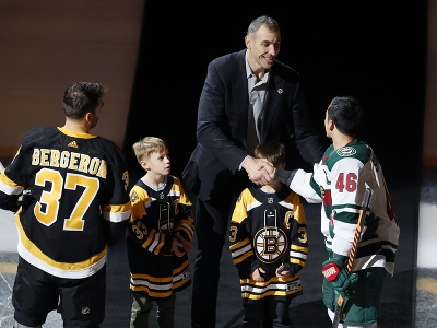 Bruins sa pred začiatkom duelu rozlúčili s legendárnym slovenským obrancom Zdenom Chárom