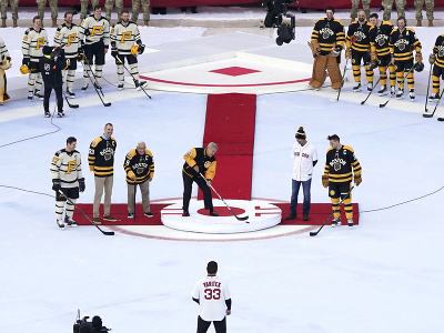 Kanadská hokejová legenda Bobby Orr (uprostred) a bývalý kapitán Red Sox Jason Varitek (33) počas úvodného buly pred zápasom pod holým nebom NHL Winter Classic Boston Bruins - Pittsburgh Penguins, druhý vľavo bývalý slovenský hokejový obranca Zdeno Chára v bostonskom Fenway Parku