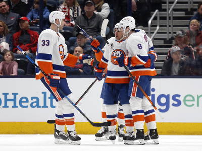 Hráči New Yorku Islanders na čele so Zdenom Chárom oslavujú gól 