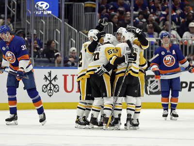 Hokejisti Pittsburghu Penguins sa radujú z gólu, v pozadí slovenský obranca Zdeno Chára